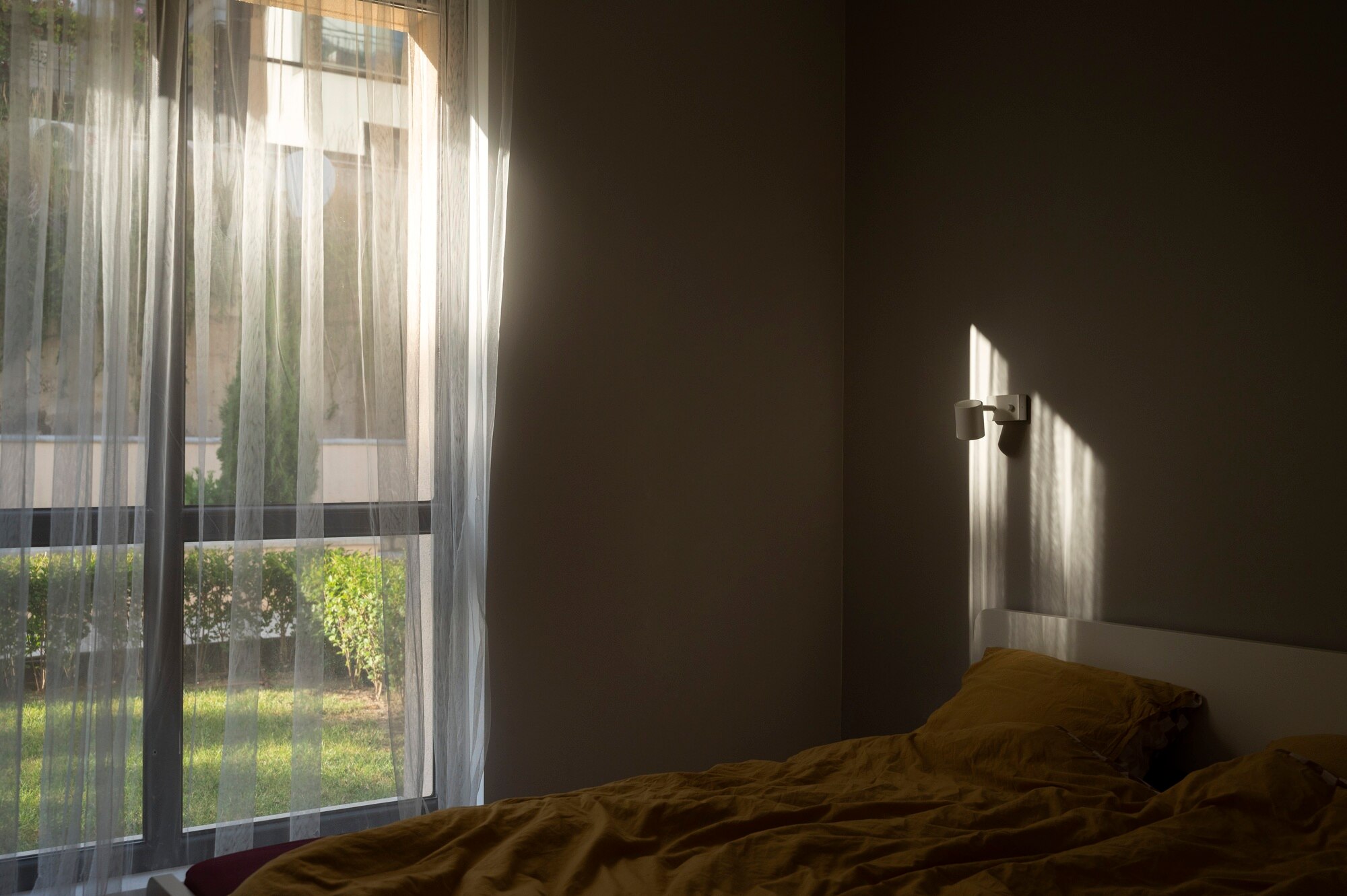 Habitación tranquila al anochecer